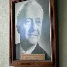 Le portrait du fondateur, le baron Paul Kronacker, tient toujours au mur du couloir de l'administration.