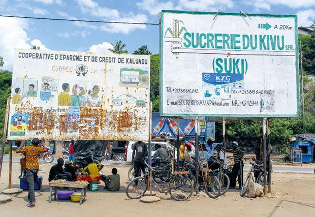 Un an après, les panneaux indiquent toujours la sucrerie depuis la route nationale 5, désormais Sucrerie du Kivu, après qu'un groupe tanzanien en a racheté la moitié des parts à l'Etat congolais.