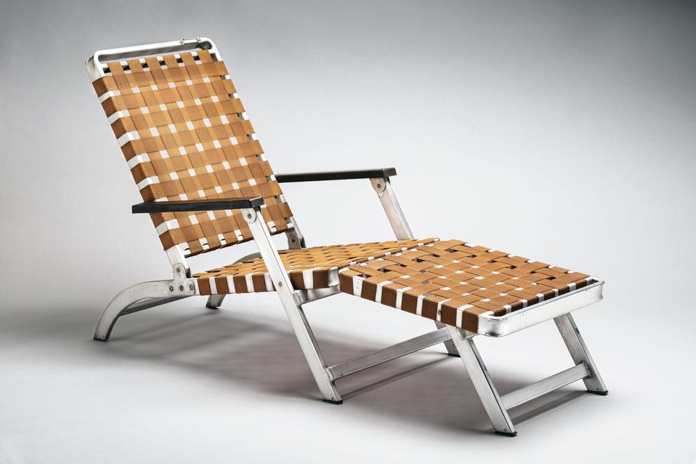 Accessoire essentiel de la vie à bord, la chaise longue offre une vue imprenable sur l'horizon. Le modèle en question a été dessiné pour la Troy Sunshade Company.