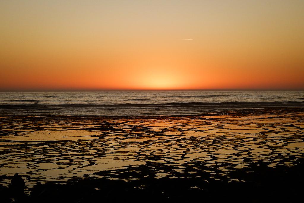 De schilderachtige zonsondergang op het strandje dat grenst aan Vila Nova De Milfontes 