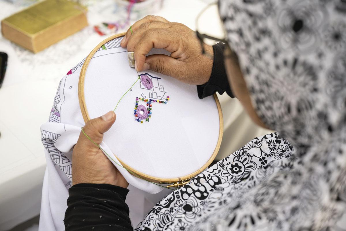 Je wordt bij dit project niet aan je lot overgelaten. Vragen helpen je een mooi verhaal te vertellen en meester-borduursters uit Aghanistan leren je nieuwe steken.