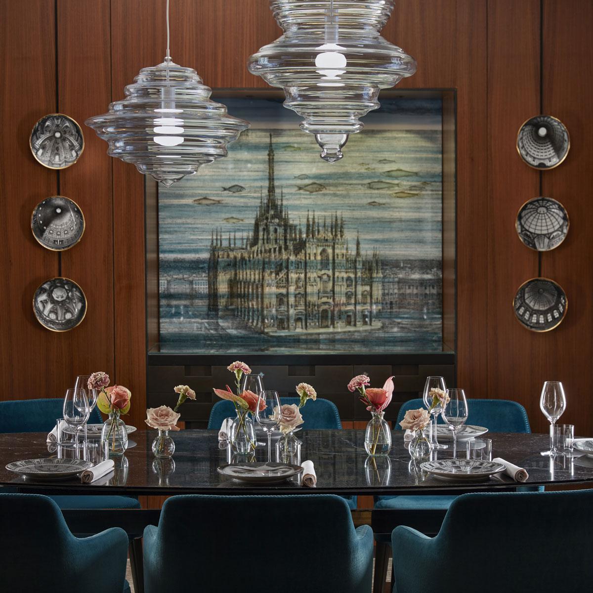 De private dining room Duomo in het Milanese hotel Mandarin Oriental werd ingericht door Atelier Fornasetti. Aan de muur de serie Cupole d'Italia, ontworpen door de Italiaanse ontwerper Piero Fornasetti in de jaren 60.