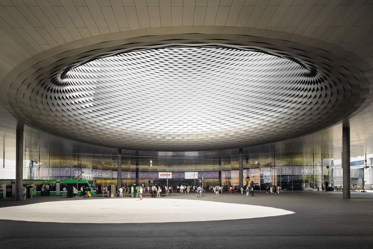 De indrukwekkende stalen oculus ontworpen door Herzog en De Meuron.