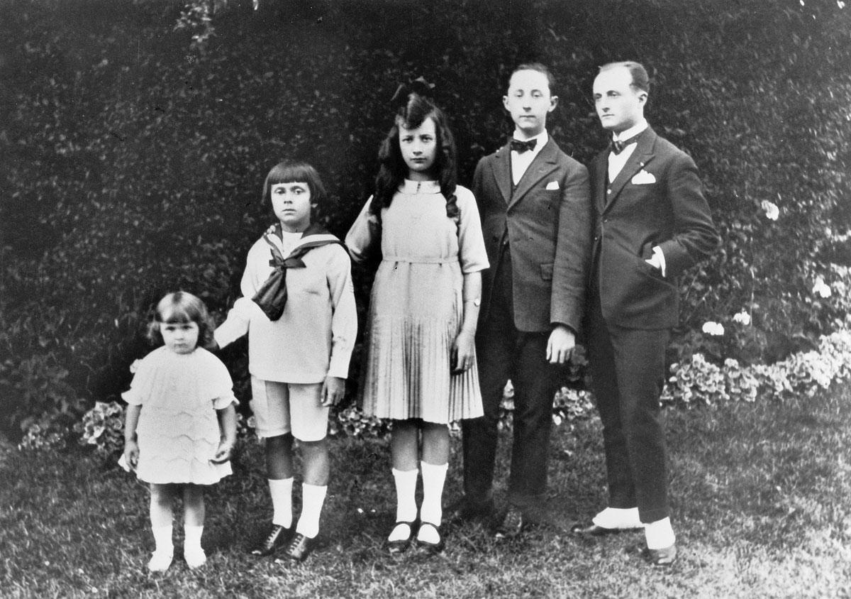 Portret van de vijf kinderen Dior: Catherine, Bernard, Jacqueline, Christian en Raymond.