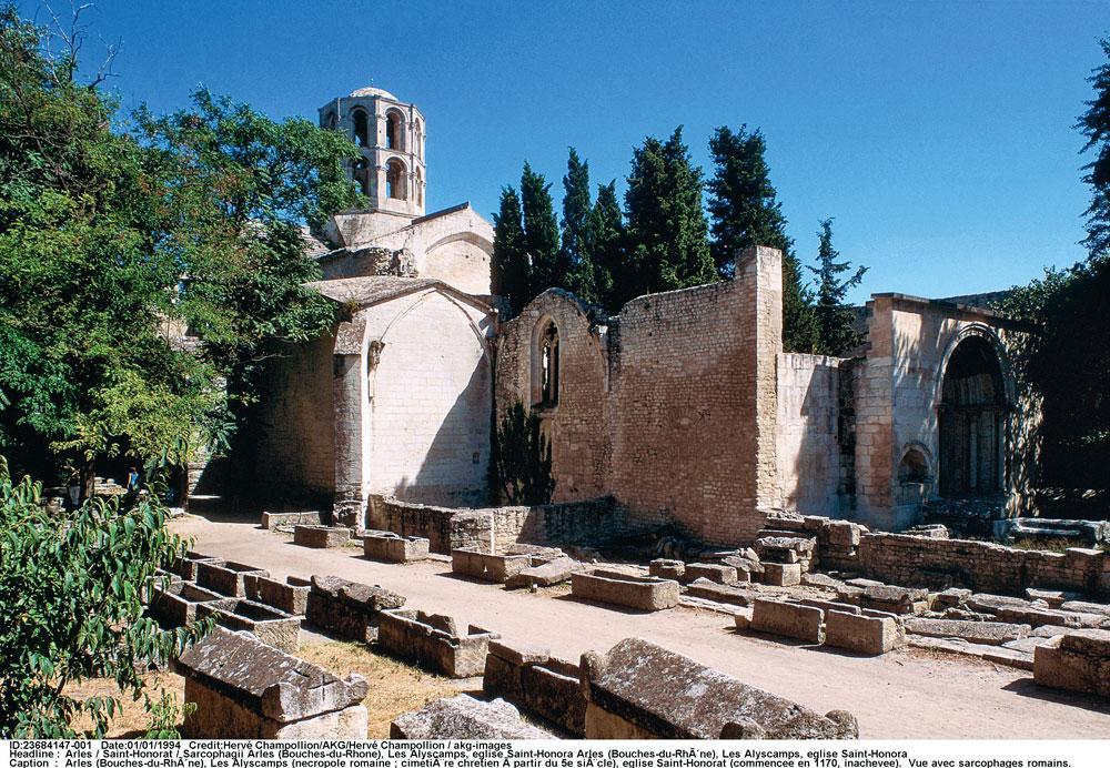 Nécropole des Alyscamps, église Saint-Honorat (xie siècle), Arles (Bouches-du-Rhône).