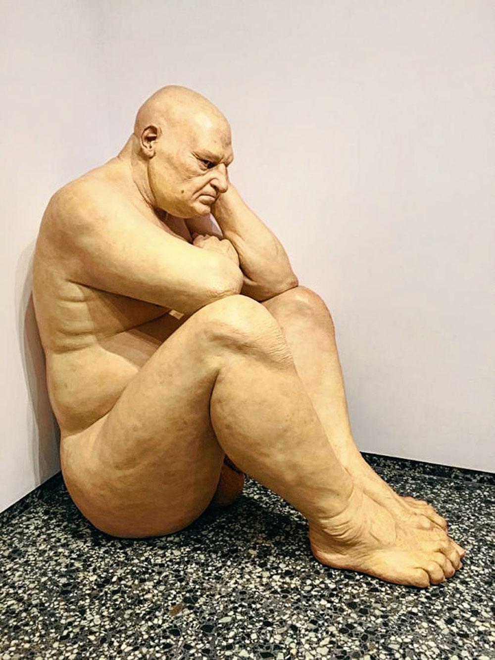 Big Man, Ron Mueck, 2000 (203,8 × 120,7 × 204,5 cm).