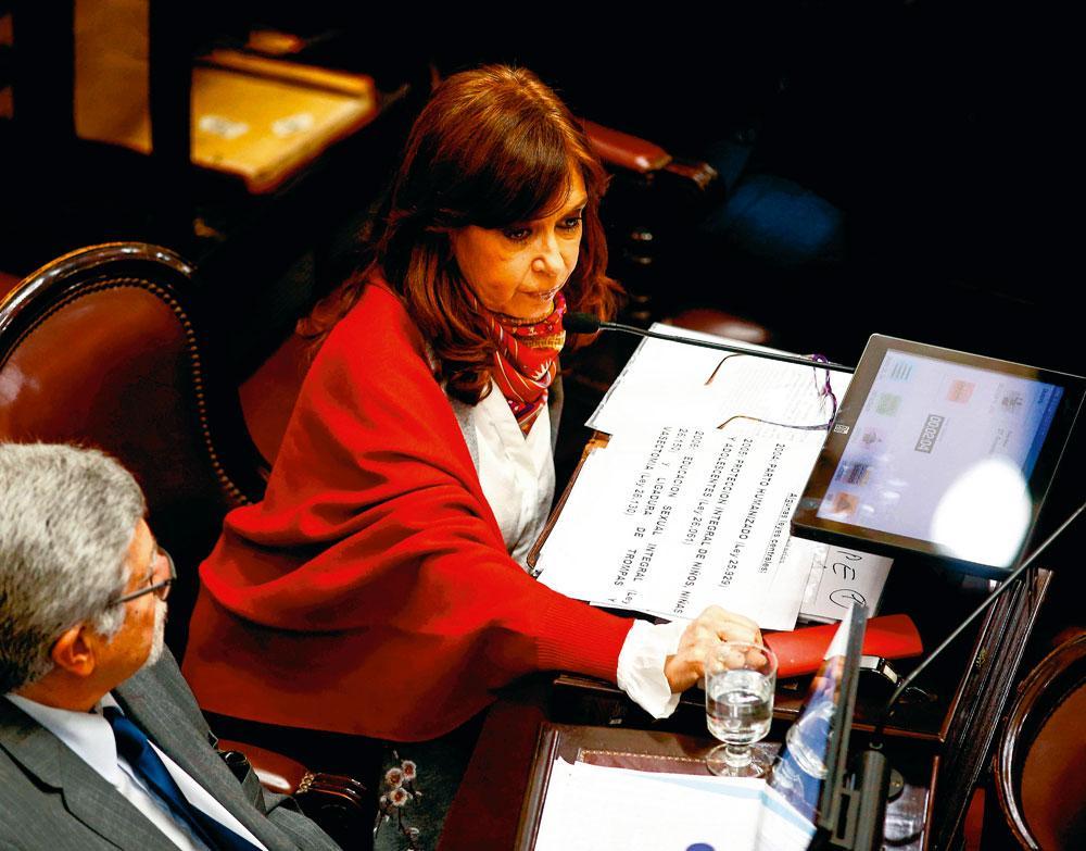 Cristina Kirchner, catholique (ici, au Sénat, le 9 août dernier), a fini par changer d'avis face aux arguments de sa fille.