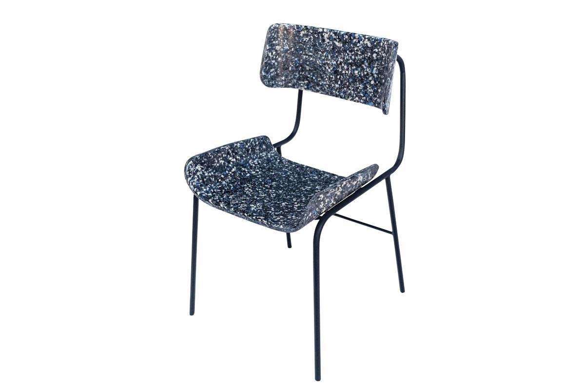 Een stoel gemaakt van gebogen plasticplaten.