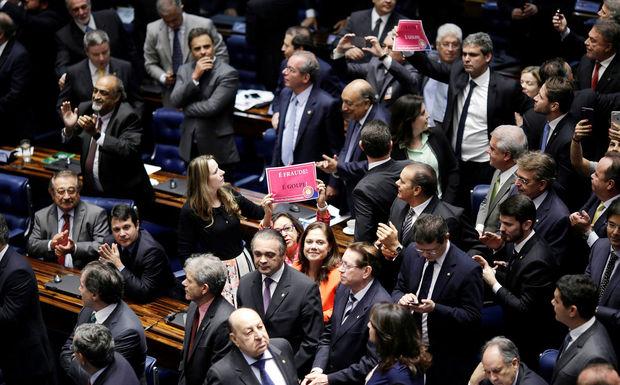 Le sénat réagit après la séance de vote de démission de la présidente Dilma Rousseff. 