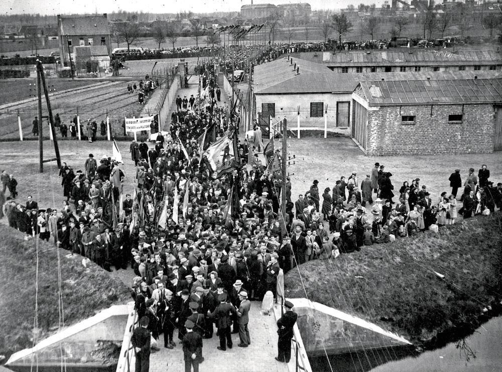 La découverte de l'horreur des camps de concentration (ici, Breendonk) décuple la soif de vengeance populaire.