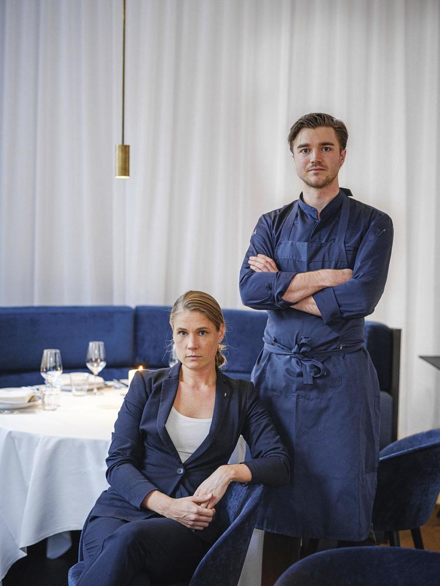 In de nieuwe Bar Bulot is blauw overal, ook in de kleren van gastvrouw Elske Mostert en chef Koen Gussenhoven.