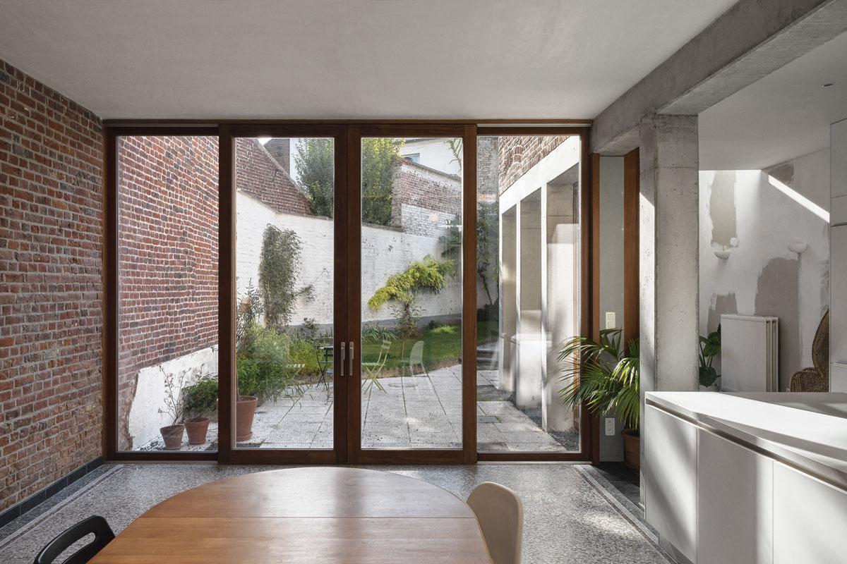 Voor de renovatie van deze woning 'Pijama' in het Brusselse liet Aurélie Hachez zich inspireren door het oeuvre van architect Gordon Matta-Clark, bekend om zijn gedurfde 'cuttings': gaten die daglicht binnenlaten.