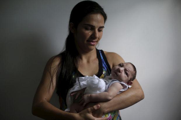 Ana Angelica Gomes, jeune maman et sa fille Ana Havilla, 2 mois, née avec une microcéphalie, Campina Grande, Brésil, 18 février 2016