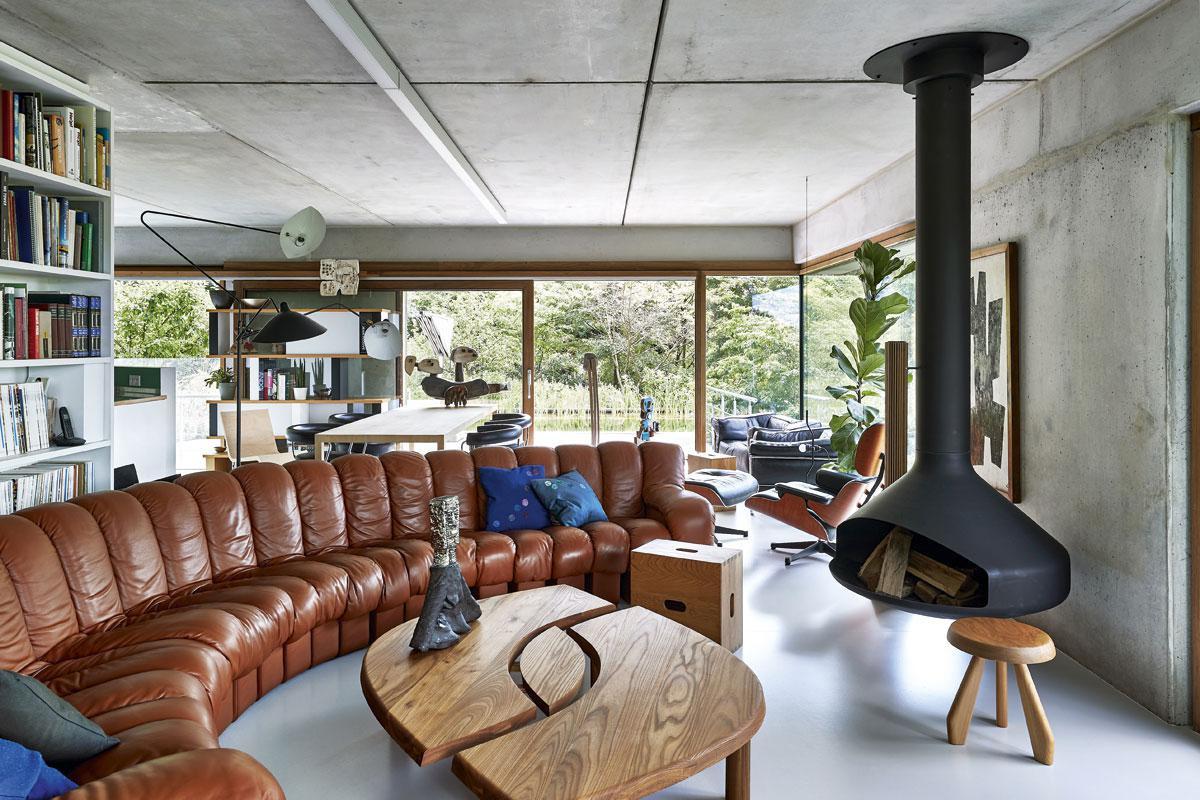 De ovale PIerre Chapo-tafel en de organische DS600-sofa van De Sede breken de strakke geometrie van de woning. Al is het sensueelste meubel de staande lamp van Serge Mouille: dat model is geïnspireerd op vrouwenborsten.