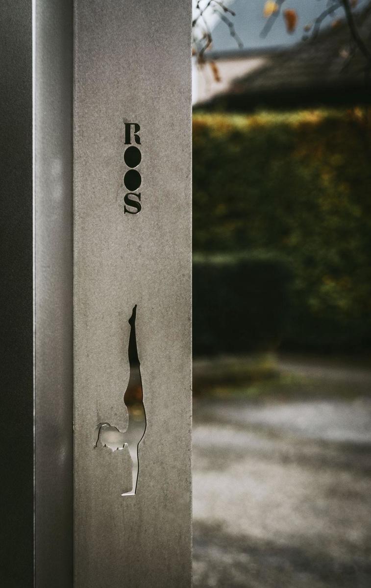 In Gorsem, het dorp waar Roos opgroeide en stierf, werd onder buren een spontane geldinzameling georganiseerd om een monument te plaatsen op de plek van het ongeval. Het werd een beeld van lokaal kunstenaar Hugo Duchateau. In het beeld is een meisje in handstand afgebeeld.