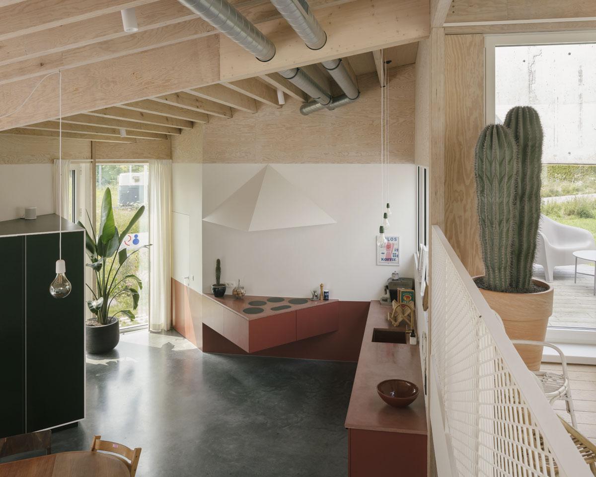 Designer Dries Otten ontwierp de keuken en liet zich inspireren door de diagonale lijnen van de architectuur. Het werkblad is van gekleurd beton, dat met de gewolkte look aansluit bij de betonnen vloer.