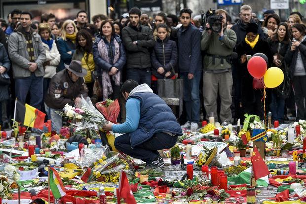 Un pays fragilisé, et depuis quelques mois, meurtri par le terrorisme (ici, l'hommage citoyen à la Bourse).