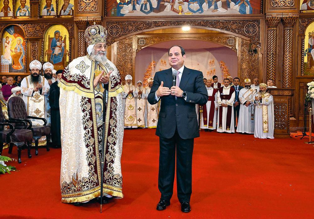 Le président Abdel Fattah al-Sissi au côté du pape copte Tawadros II dans la cathédrale de la Nativité-du-Christ.