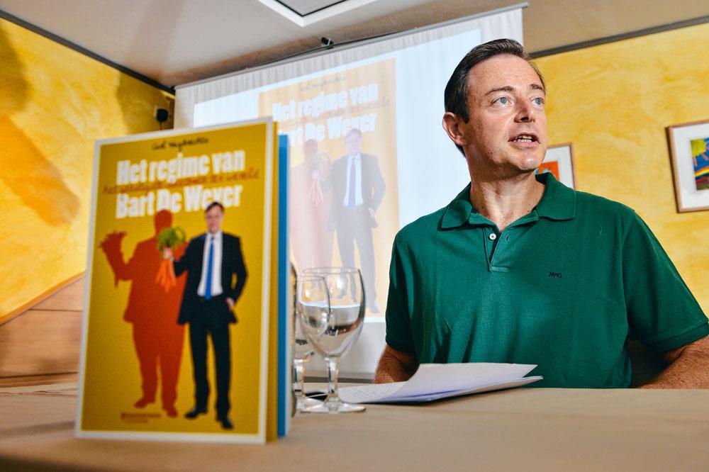 Bart De Wever, de l'ancien régime (gaufres et bière) au nouveau (carottes et Coca Zero).