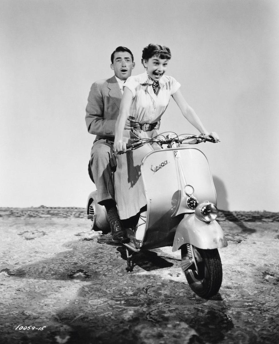 Gregory Peck en Audrey Hepburn met foulard van Gucci in Roman Holiday.