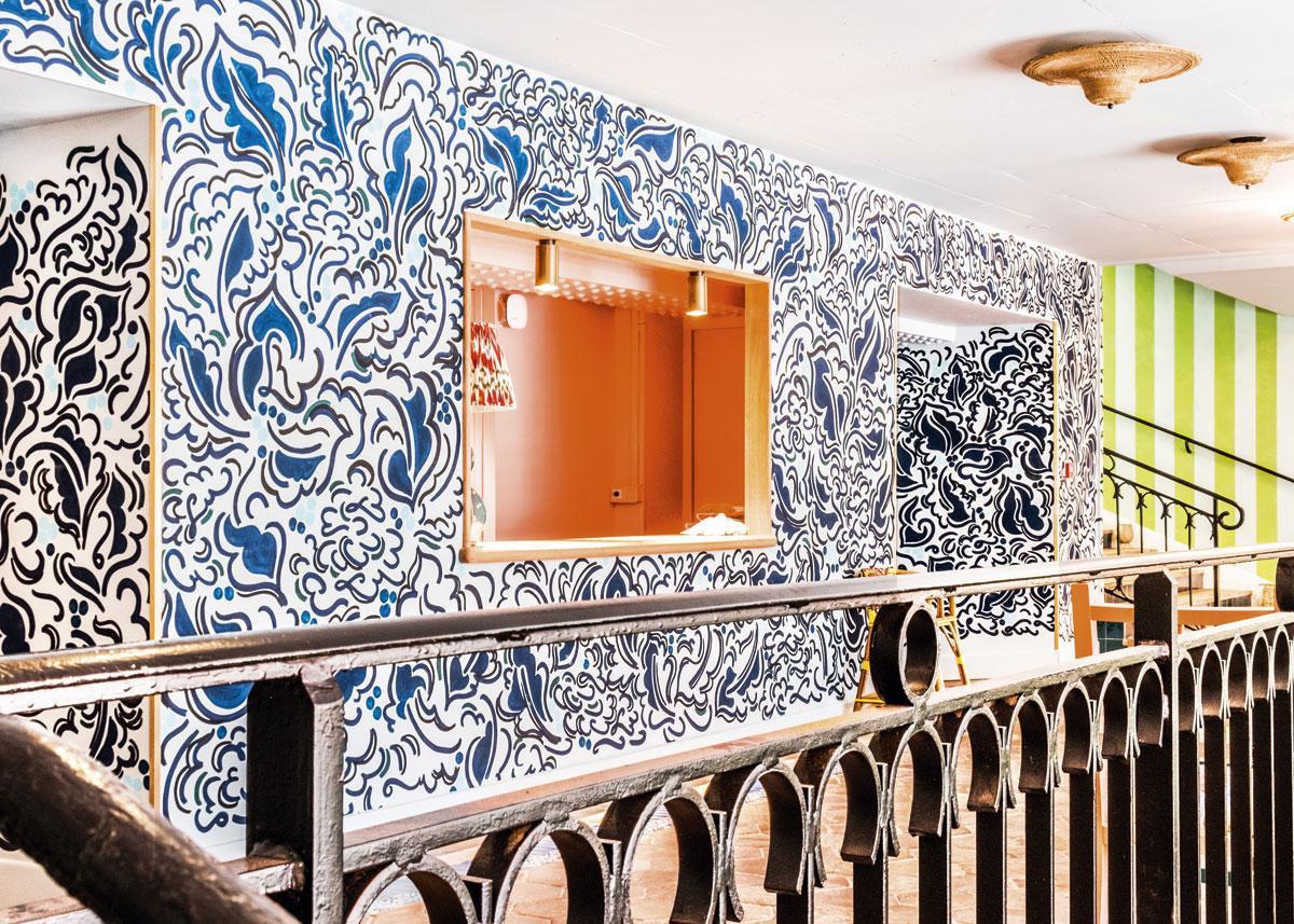 In het Parijse restaurant La Gare - ontworpen door Laura Gonzalez - mocht de Brusselse textieldesigner Claire de Quénetain enkele muurschilderingen maken.