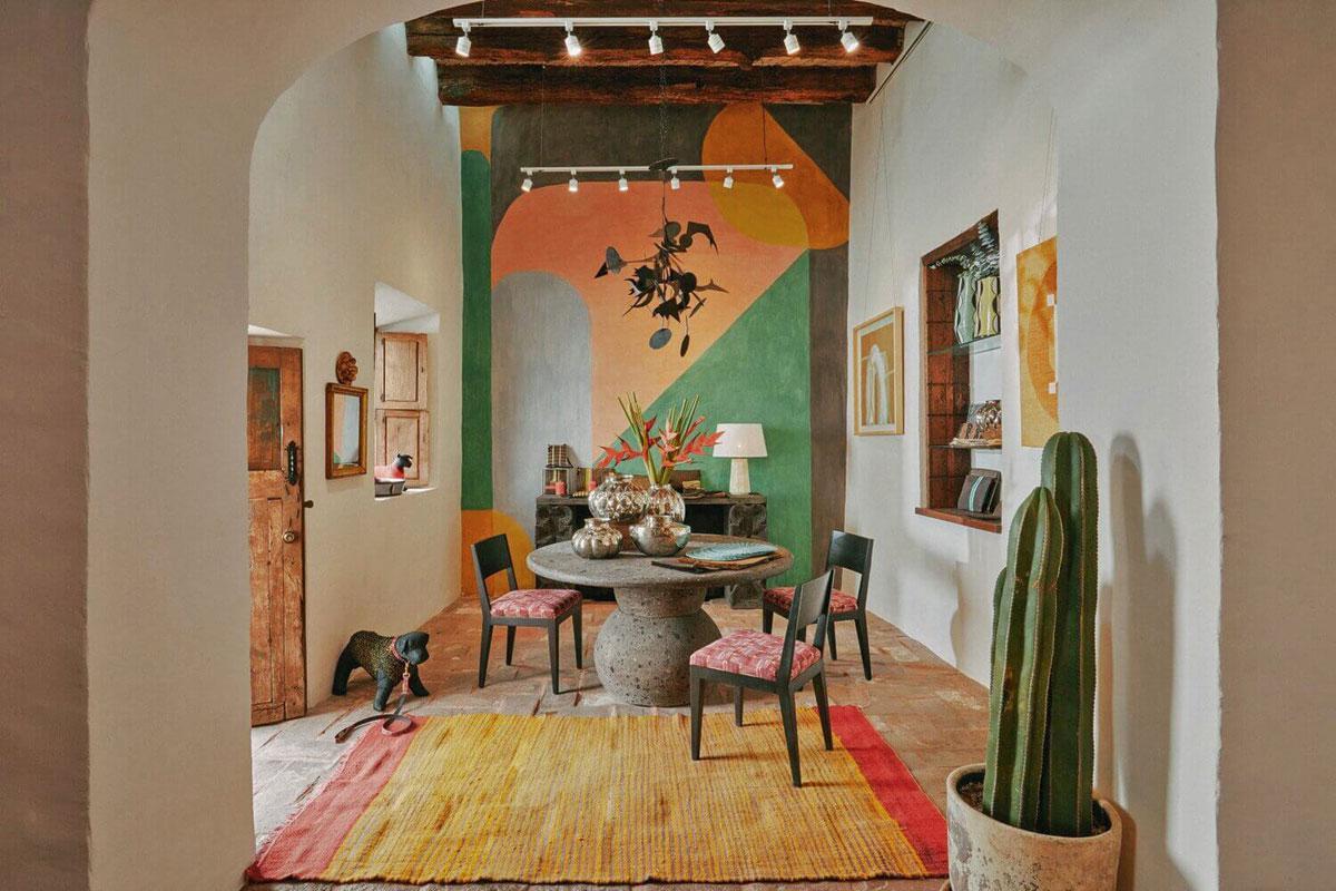 De Amerikaanse designer Laura Kirar scoorde een Instagramhit met dit fresco in haar Mesón Hidalgo: een guesthouse slash decowinkel die ze opende in het Mexicaanse San Miguel de Allende.
