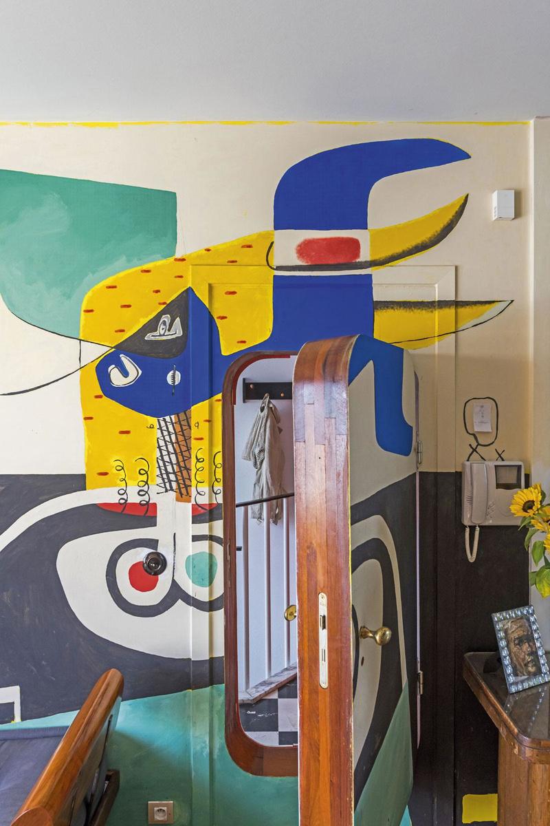 Kunstenaar William Phlips reproduceerde in zijn Oostendse appartement exact de muurschilderingen uit Le Cabanon van de Zwitserse architect Le Corbusier.