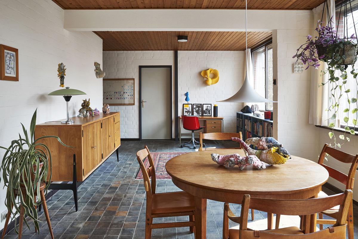 Annette richtte haar flat in met doorleefde vintage, zoals de buffetkast van Alfred Hendrickx en de stoelen van Yngve Ekström.