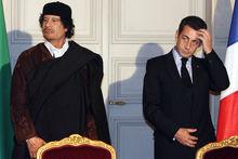 Décembre 2007, le président français Nicolas Sarkozy, élu en mai, reçoit sous les ors de la République française le dirigeant libyen Mouammar Kadhafi. Ils assistent ici à une cérémonie de signature de 10 milliards d'euros de contrats commerciaux entre les deux pays à l'Elysée à Paris.