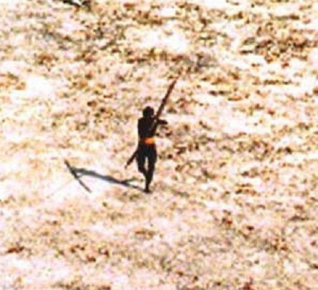 Sur ce cliché emblématique pris par les garde-côtes indiens après le tsunami de 2004, on voit un Sentinelle essayant d'abattre leur hélicoptère à l'aide d'un arc et de flèches.