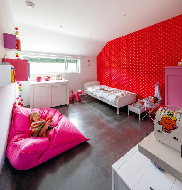 Les deux chambres d'enfant sont conçues à l'identique mais se différencient par le choix des couleurs.
