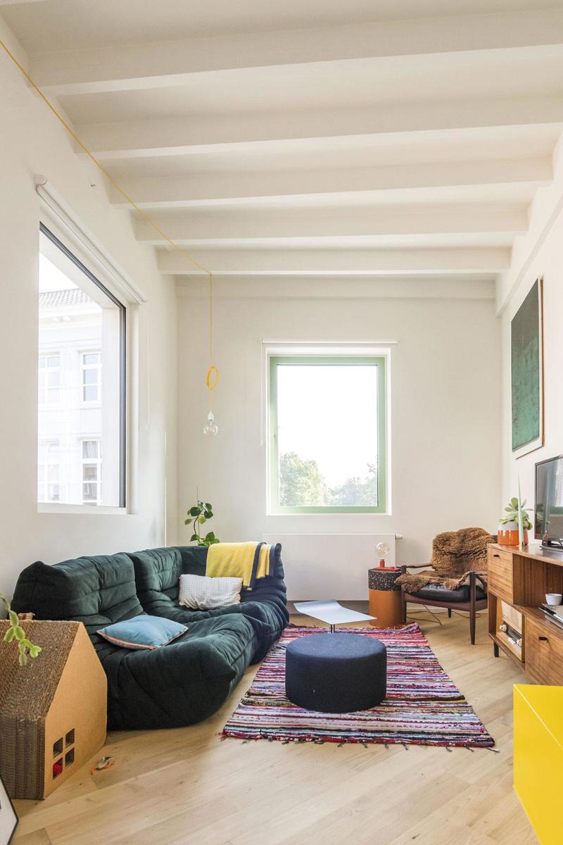 In de woonkamer werd gekozen voor degelijke, mooie spullen: vintagemeubelen worden er gecombineerd met een bijzettafel/kruk van Doorzon en een sofa van Ligne Roset.