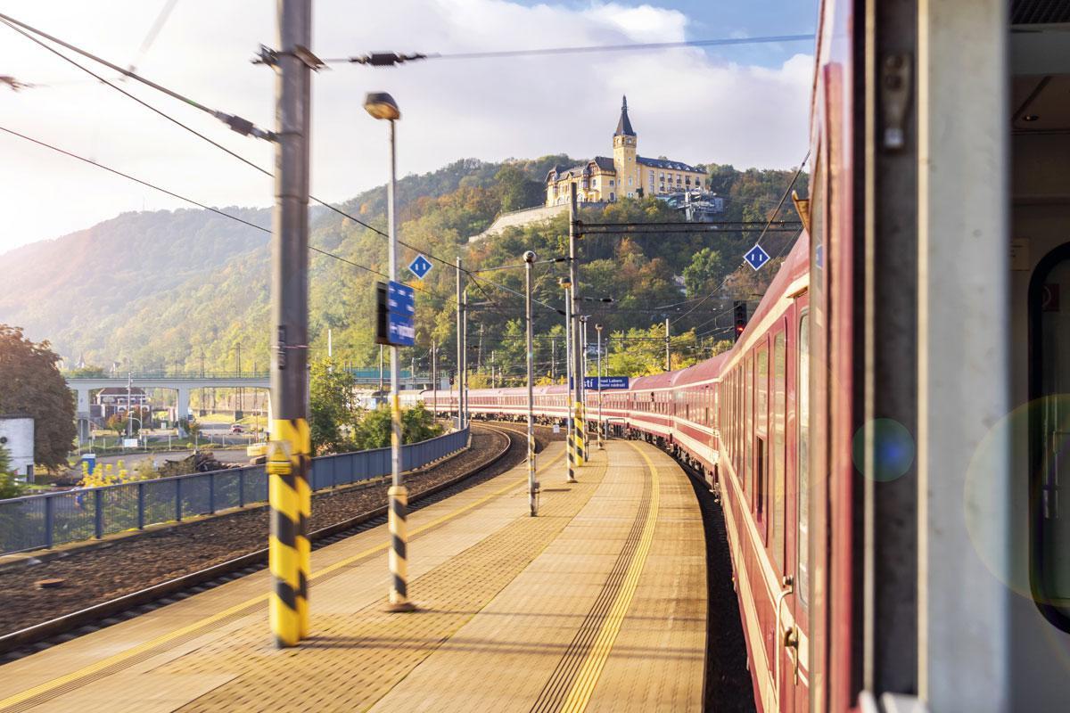 De slaaptrein van GreenCityTrip passeert het station van Ústí nad Labem in Tsjechië.