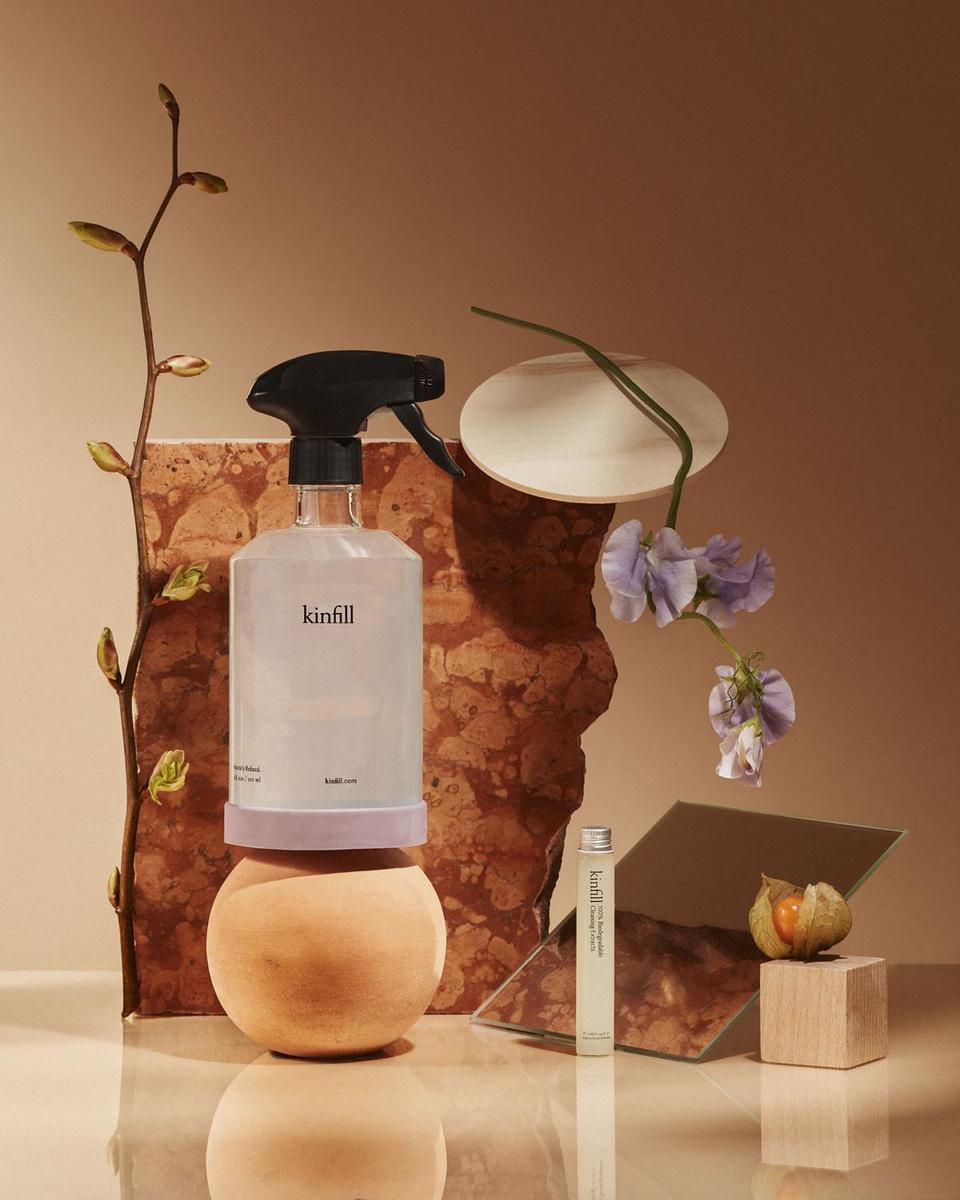 Conceptstore Graanmarkt 13 leende zijn huisparfum aan Kinfills poetsproduct.