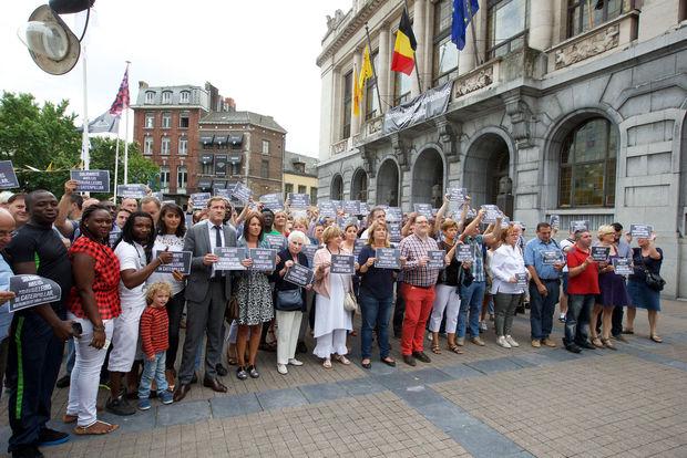 Le ministre-président wallon Paul Magnette avec la députée CDH Véronique Salvi et d'autres élus pour manifester leur solidarité : une union sacrée.