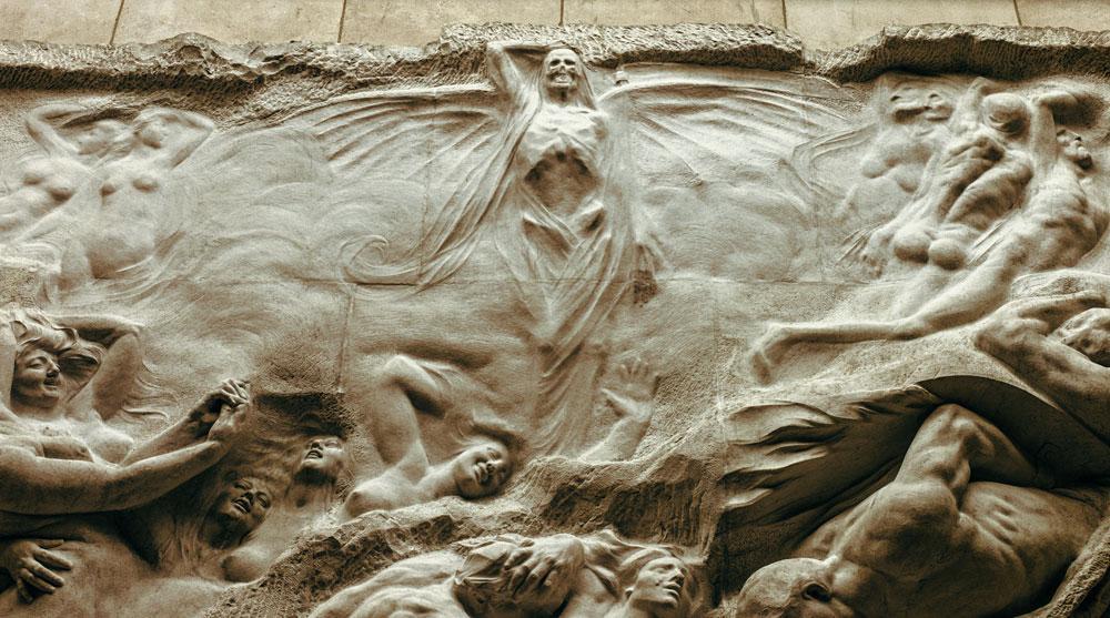 Le bas-relief en marbre de huit mètres sur douze est dominé par la représentation de la mort.