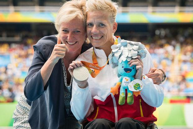 La princesse Astrid et Marieke Vervoort, après la victoire de cette dernière aux JO Paralympiques de Rio 2016