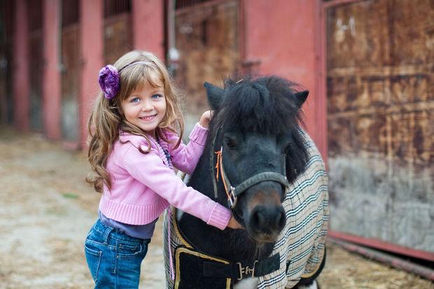 A l'origine de la féminisation de l'équitation, il y a le développement de l'école du poney et d'une nouvelle pédagogie d'apprentissage. 