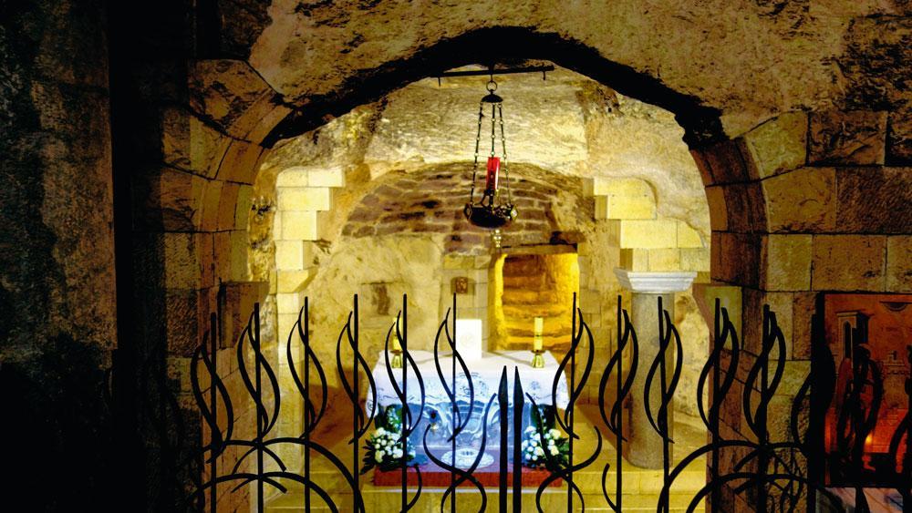 Au niveau inférieur de la basilique de Nazareth, les pèlerins se prosternent ou font des selfies devant la grotte où la mère de Jésus aurait vécu.