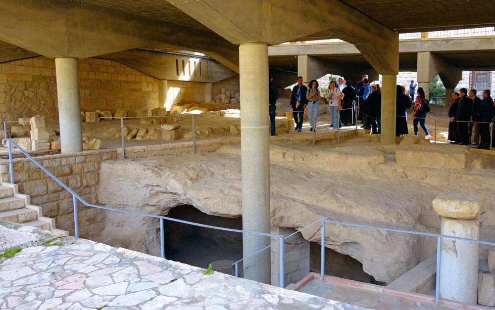 Les fouilles archéologiques réalisées au pied de la basilique de Nazareth ont mis au jour des vestiges d'églises croisée, byzantine et des fondations d'habitations plus anciennes.
