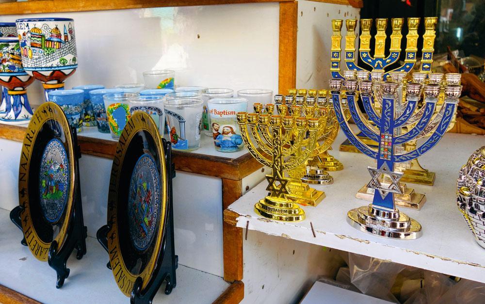 Les commerçants arabes de Nazareth vendent des objets pour toutes croyances, dont des menorah juives.