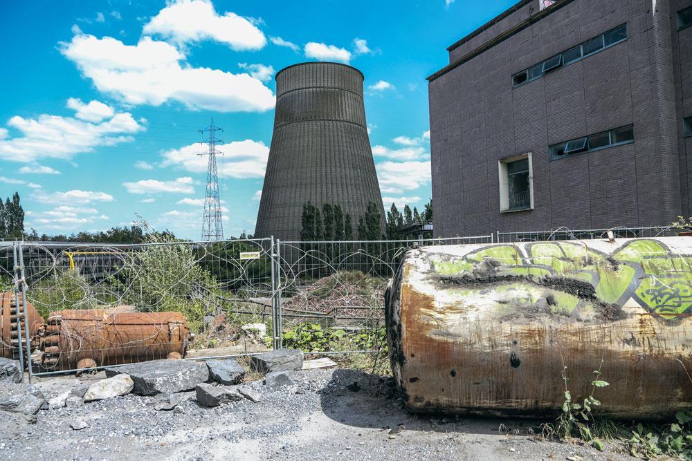 La tour de refroidissement, 105 mètres de béton armé dont la démolition n'est pas encore au programme de Wanty, qui a racheté le site en 2013.