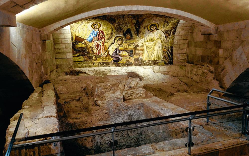Les cavités du sous-sol de l'église Saint-Joseph sont présentées comme l'atelier de charpentier de Joseph et Jésus.