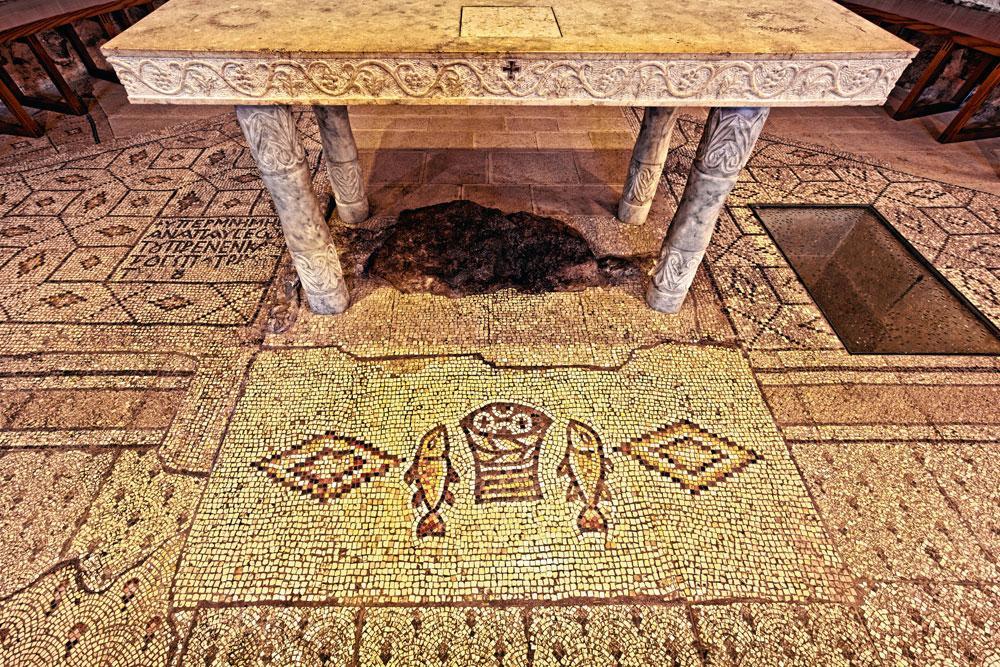 A Taghba, dans l'église de la Multiplication, une mosaïque du début du ve siècle représente des poissons et un panier de pains.
