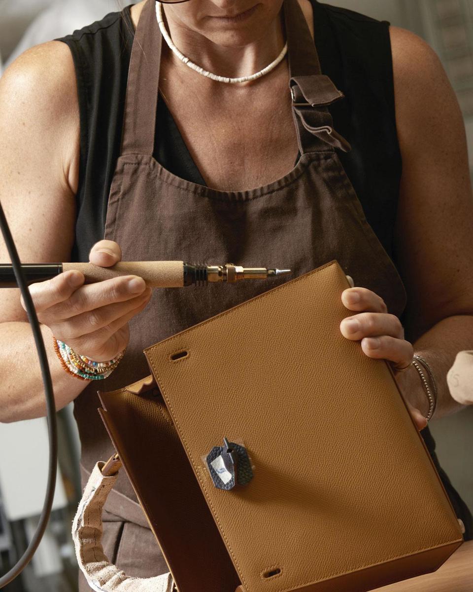 In het reparatieatelier van Hermès in Parijs krijgen iconische tassen een tweede leven