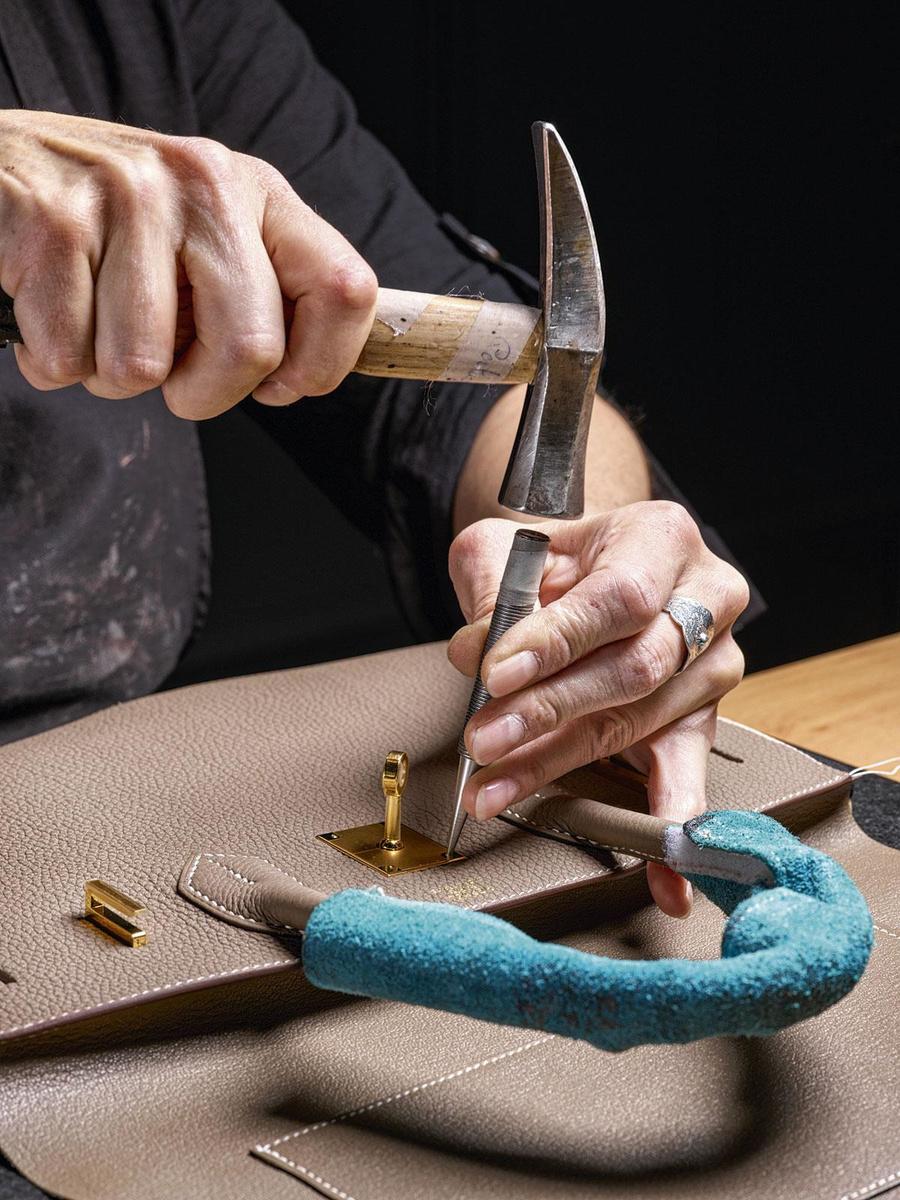 De magie van handwerk: een tas wordt gedeconstrueerd en weer in elkaar gepuzzeld. Duurzaamheid is de kern van het creatieve proces: een afgeleefd object krijgt een nieuw leven.