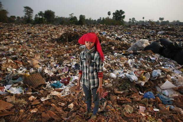 Ook Chenda, vijftien jaar oud, speurt de afvalberg af in de hoop herbruikbare spullen te vinden. Zij mist soms een dag school als ze haar ouders lang moet meehelpen, vertelt ze.