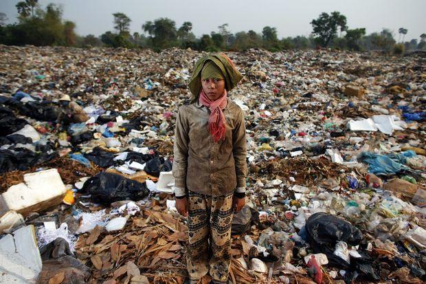 Chan Thy, ook vijftien, gaat niet meer naar school. Ze werkt op de vuilnisbelt en verdient daar twee dollar per dag mee.
