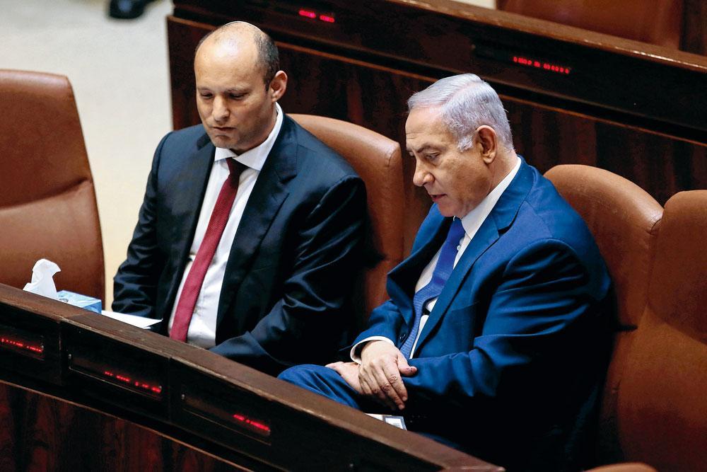 Naftali Bennett, ministre de l'Education et leader du Foyer juif, et Benyamin Netanyahou se disputent l'électorat nationaliste israélien. Ci-contre, le blanc-seing de Donald Trump au Premier ministre l'a encouragé à promouvoir cette loi controversée.