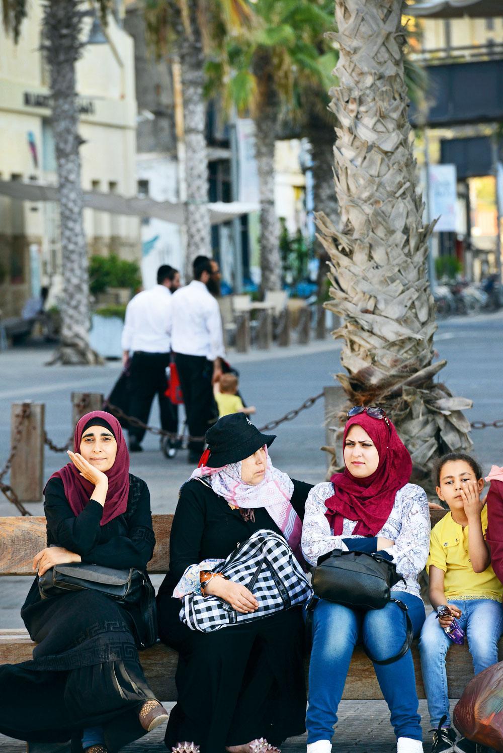 Tel-Aviv-Jaffa est l'une des rares villes où juifs et Palestiniens cohabitent, mais dans des quartiers distincts. Les échanges entre communautés restent limités.